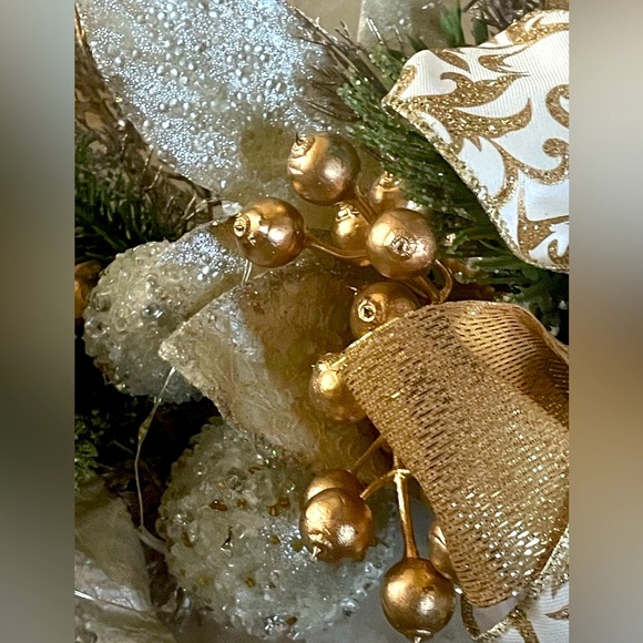 Pearl & Gold Elegance Prelit Christmas Wreath - Picture 2 of 7